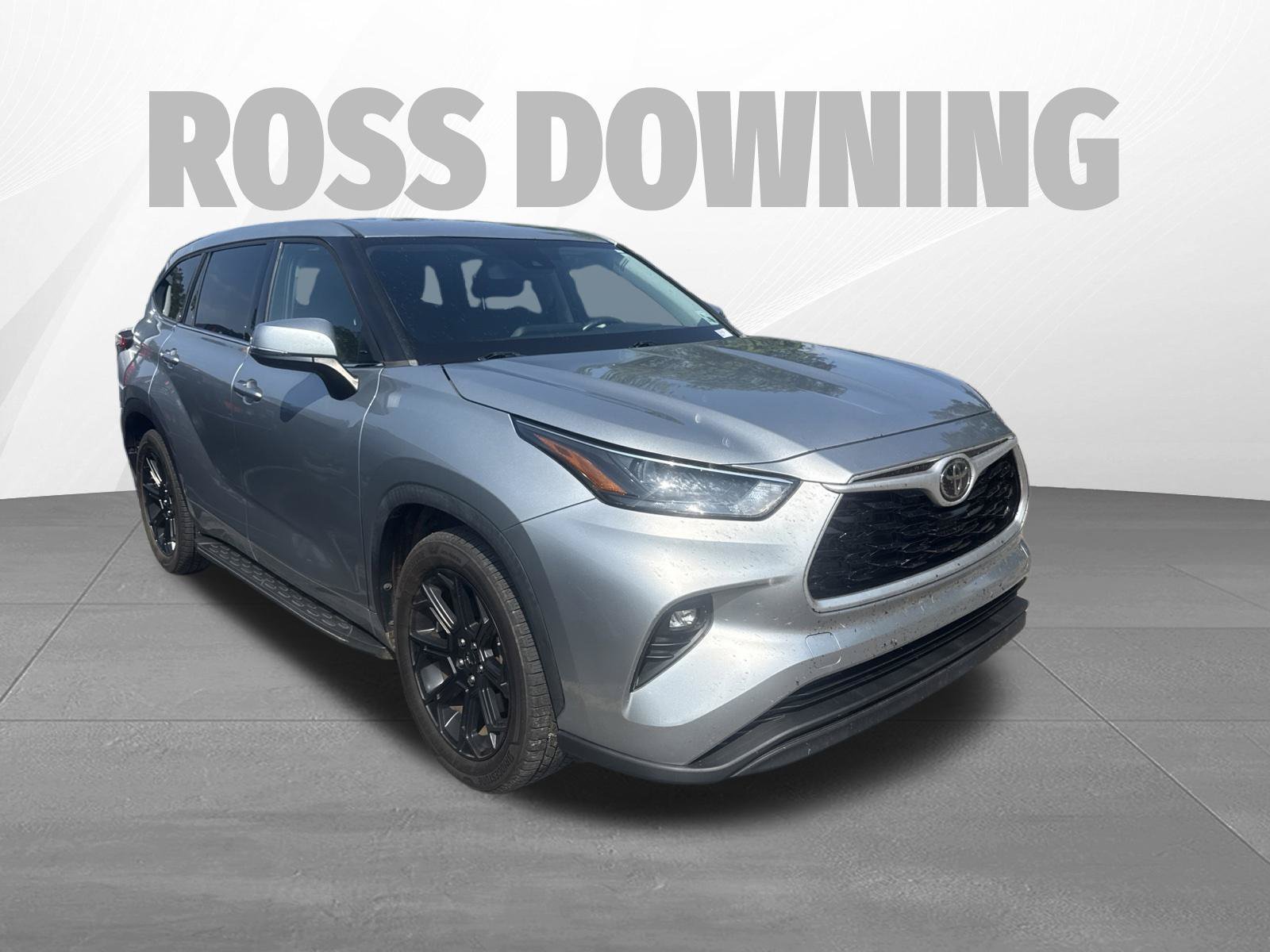 Used 2022 Toyota Highlander LE FWD image 3