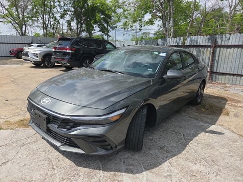Used 2025 Hyundai Elantra SEL image 1