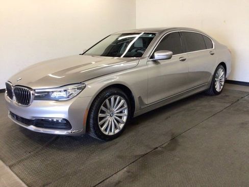 Used 2018 BMW 740i image 3