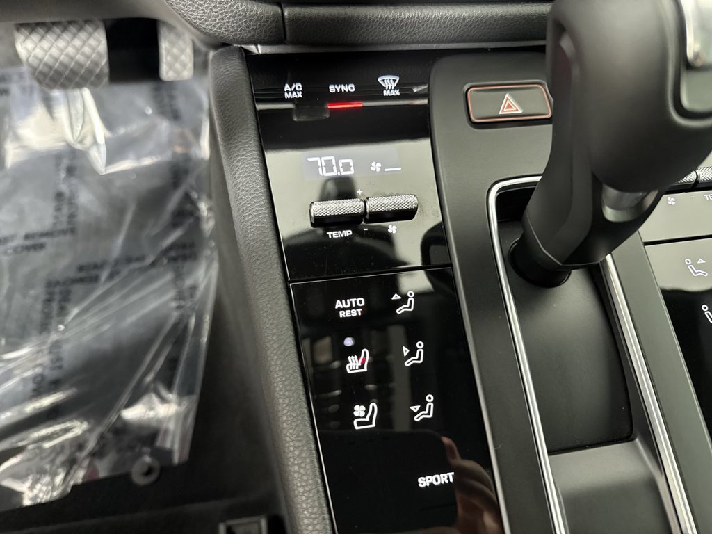 Certified 2025 Porsche Macan AWD/4WD image 31