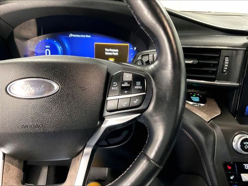 Used 2020 Ford Explorer Platinum w/ Premium Technology Package image 24