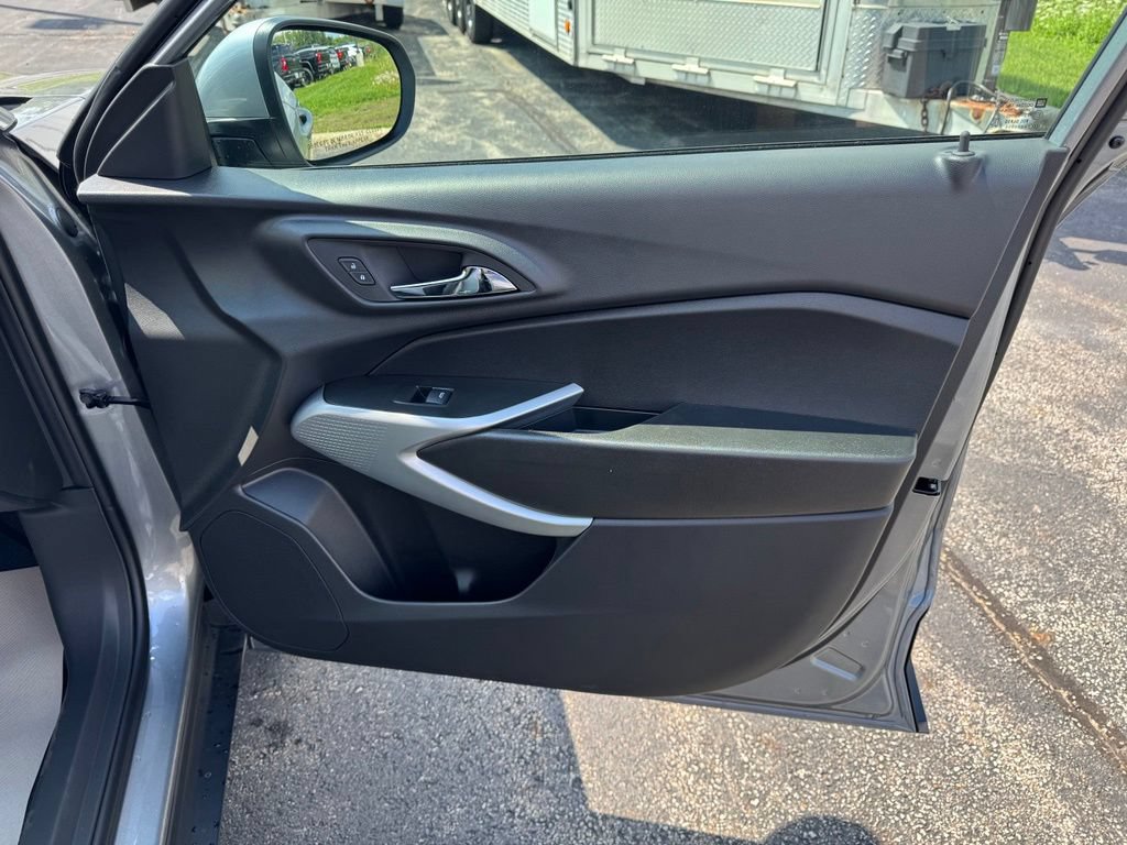 New 2026 Chevrolet Trax LS w/ LS Convenience Package FWD image 17