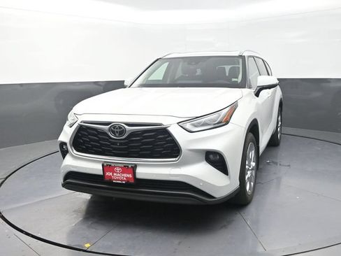Certified 2025 Toyota Highlander Limited AWD/4WD image 2