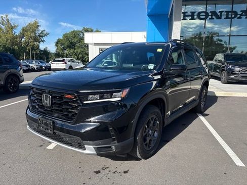 Used 2025 Honda Pilot TrailSport image 2