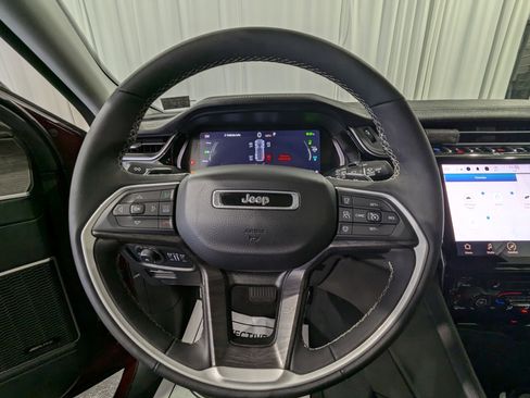 Used 2023 Jeep Grand Cherokee 4x4 image 17