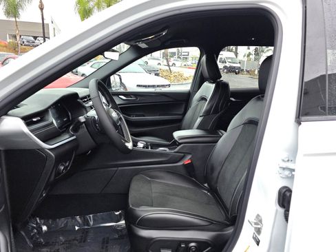 New 2025 Jeep Grand Cherokee Altitude image 12