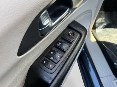 Used 2022 Chrysler Pacifica Touring-L image 12