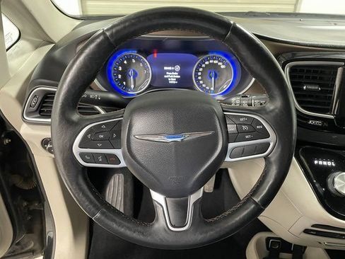Used 2017 Chrysler Pacifica Touring-L Plus w/ Uconnect Theatre Group FWD image 17