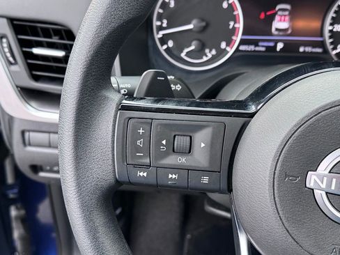 Used 2023 Nissan Rogue SV image 16