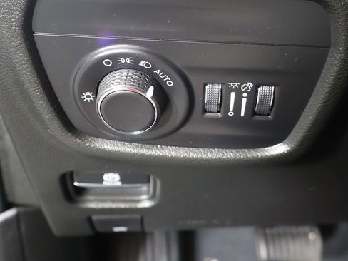 Used 2023 Jeep Grand Cherokee Laredo AWD/4WD image 28