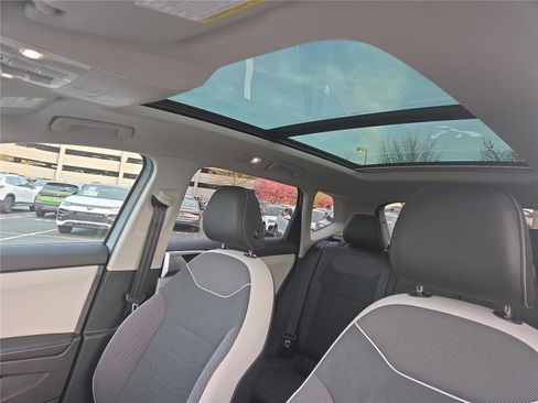 Used 2025 Volkswagen Taos SE w/ Panoramic Sunroof Package image 22
