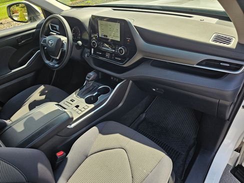 Used 2023 Toyota Highlander L image 11