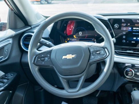 Used 2025 Chevrolet Trax LT FWD image 29
