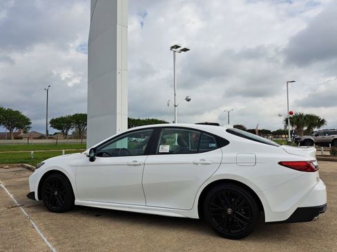 Used 2025 Toyota Camry SE w/ Multimedia Upgrade Package image 7