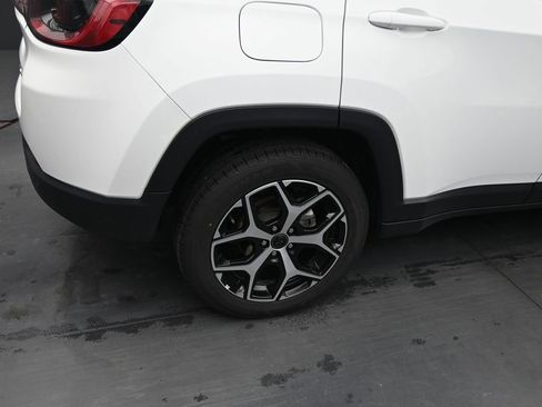 Used 2025 Jeep Compass Limited image 13