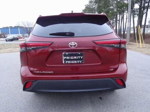 Used 2023 Toyota Highlander LE image 3