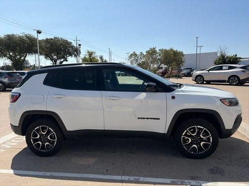Used 2025 Jeep Compass Trailhawk AWD/4WD image 9