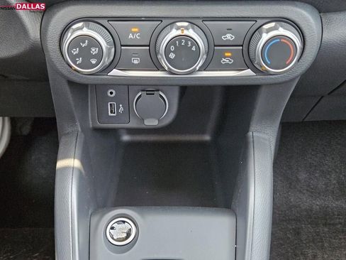 New 2025 Nissan Kicks Play S image 15