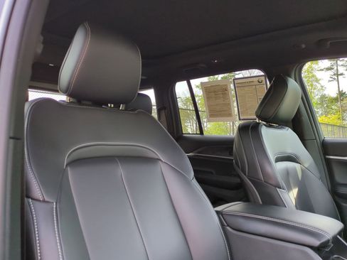 Used 2025 Jeep Grand Cherokee Limited w/ Black Appearance Package image 33