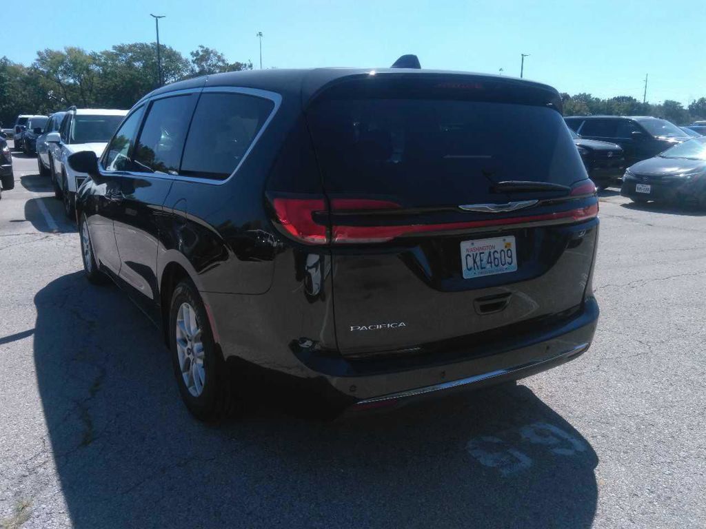 Used 2023 Chrysler Pacifica Touring-L FWD image 11