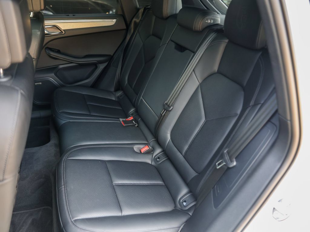 Certified 2026 Porsche Macan AWD/4WD image 32