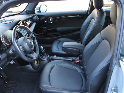 Used 2022 MINI Cooper 2-Door Hardtop w/ Premium Package image 16