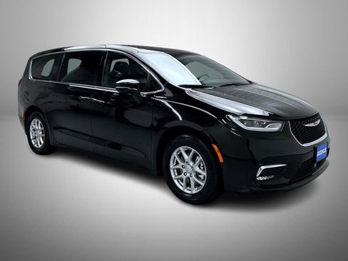 Used 2025 Chrysler Pacifica Select FWD image 3