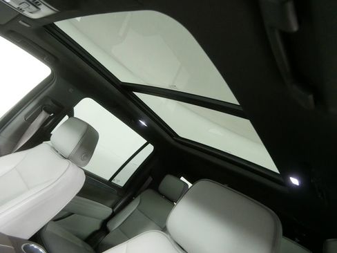 Used 2023 GMC Yukon XL SLT image 8