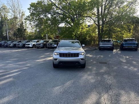 Used 2017 Jeep Grand Cherokee Laredo image 2