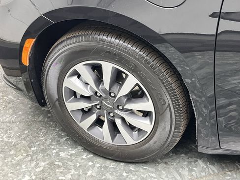 Used 2023 Chrysler Pacifica Touring-L FWD image 32