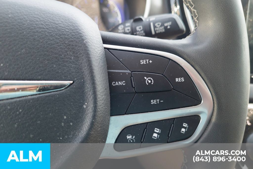 Used 2024 Chrysler Pacifica Touring-L FWD image 10