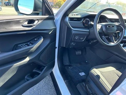 New 2025 Jeep Grand Cherokee 4WD image 9