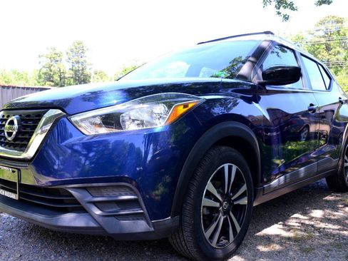 Used 2019 Nissan Kicks SV image 2