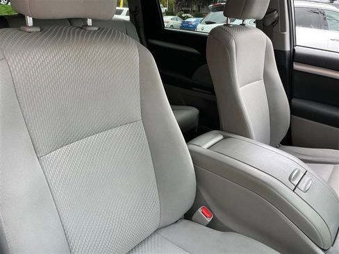 Used 2017 Toyota Highlander LE image 6