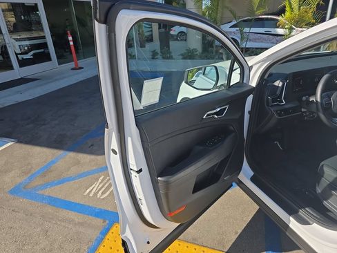 Used 2025 Kia Sportage LX FWD image 10