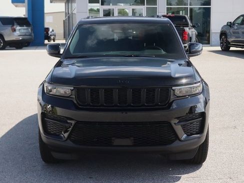 Used 2024 Jeep Grand Cherokee Altitude image 2