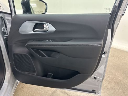 New 2026 Chrysler Pacifica Limited image 17
