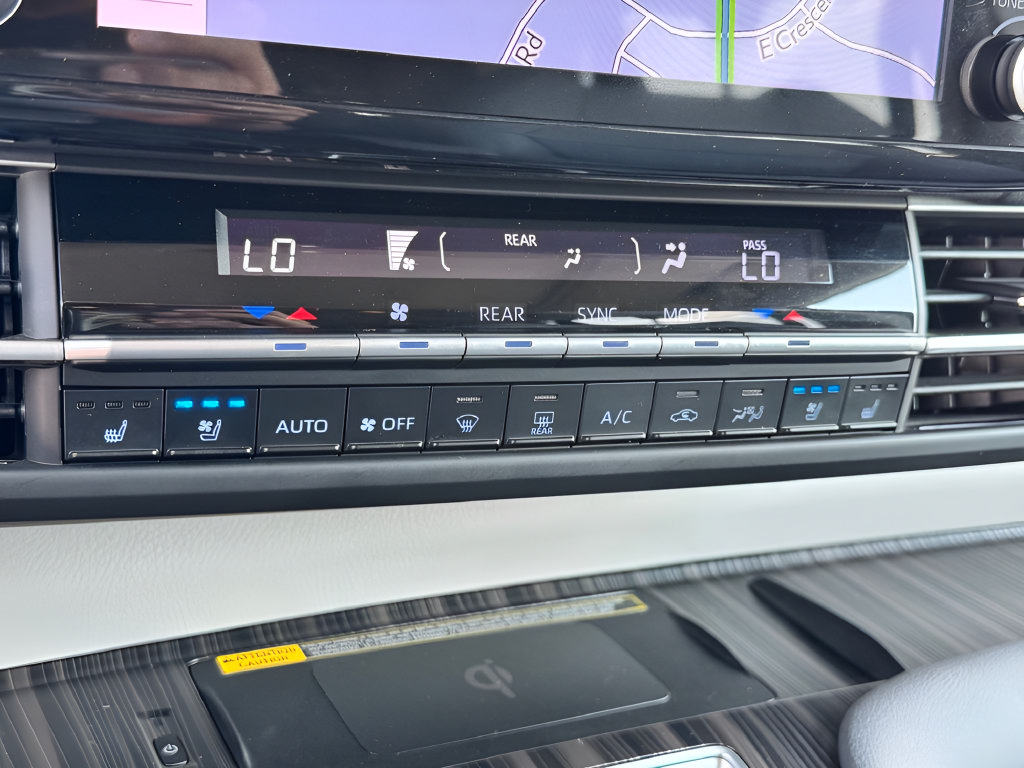 Used 2022 Toyota Sienna Limited FWD image 18