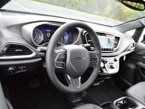 New 2026 Chrysler Pacifica Select image 11