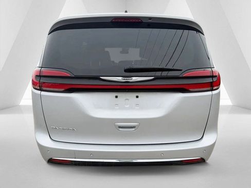 Used 2024 Chrysler Pacifica Touring-L image 6