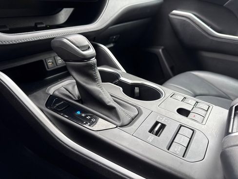 Certified 2023 Toyota Highlander XLE image 32