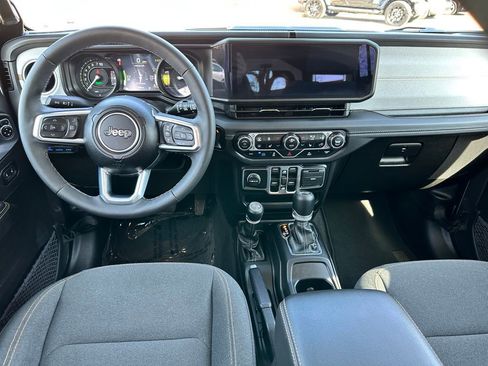 Used 2025 Jeep Wrangler Unlimited Sahara image 14