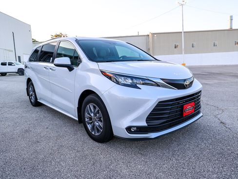 Certified 2026 Toyota Sienna XLE FWD image 5
