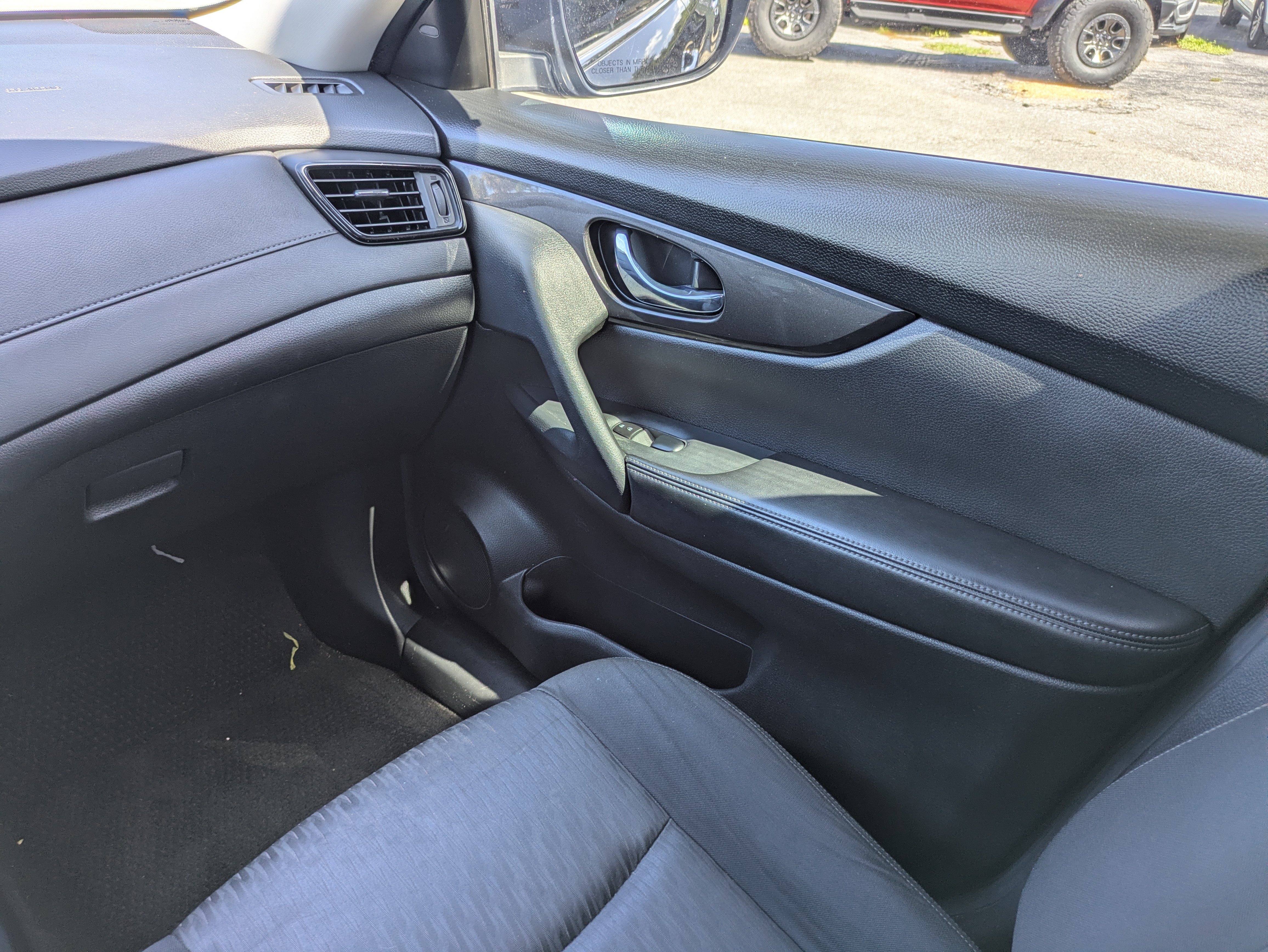 Used 2019 Nissan Rogue SV w/ Premium Package FWD image 17