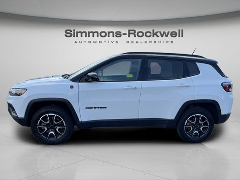 Used 2025 Jeep Compass Trailhawk AWD/4WD image 2