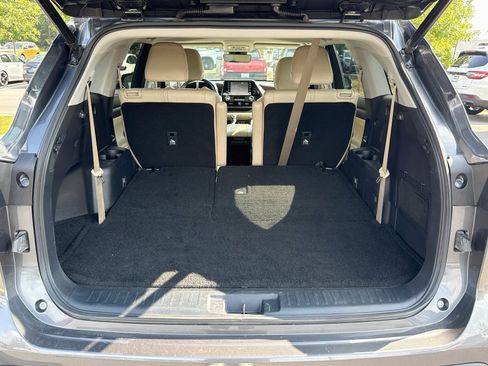 Used 2022 Toyota Highlander XLE FWD image 26