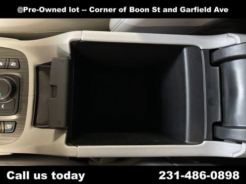 Used 2023 GMC Acadia SLT w/ Preferred Package FWD image 28