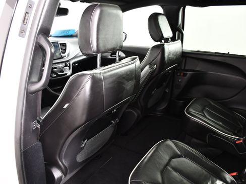 Used 2025 Chrysler Pacifica Limited FWD image 45