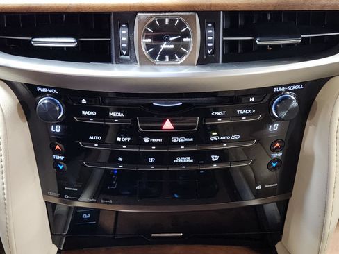 Used 2021 Lexus LX 570 4WD w/ Luxury Package image 38