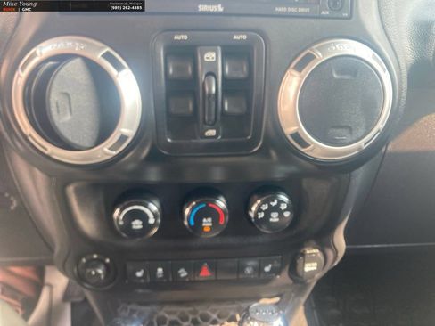 Used 2014 Jeep Wrangler Unlimited Sahara w/ Connectivity Group AWD/4WD image 30